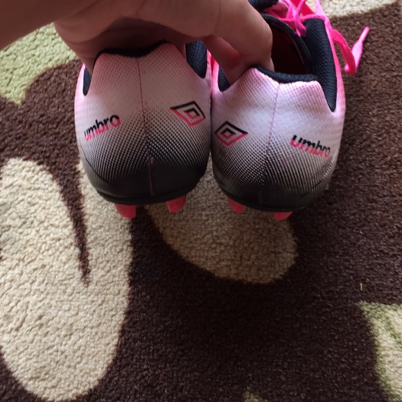 Umbro  white and pink soccer shoes almost new - Picture 4 of 7